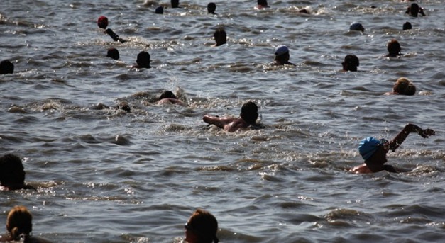 Majdnem tízezren úszták át a Balatont